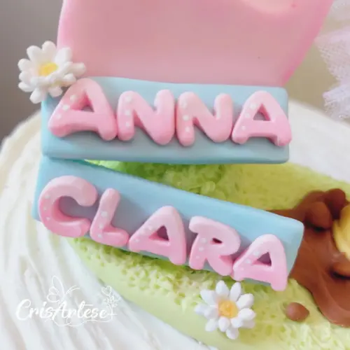 Topo de Bolo com Vela Personalizada em Biscuit