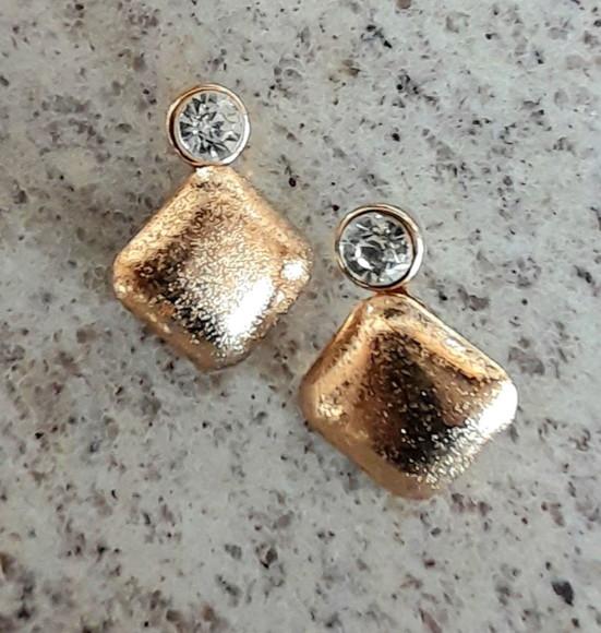 Brinco Dourado/pedras