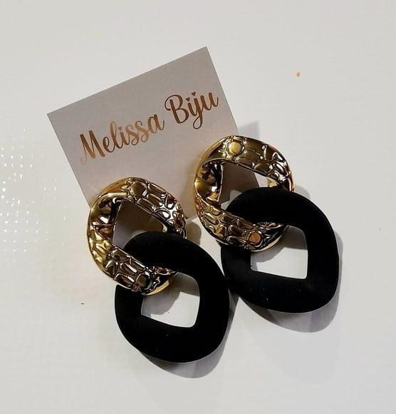 Brinco Elos Acrilico Preto/dourado