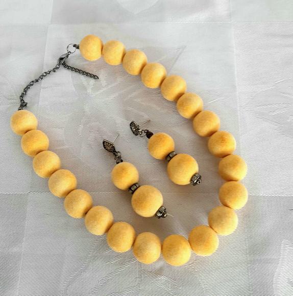 Colar de Bolas de Veludo Pêssego