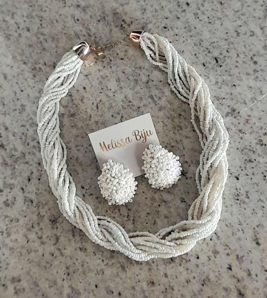 Colar de Miçangas Brancas -brincos