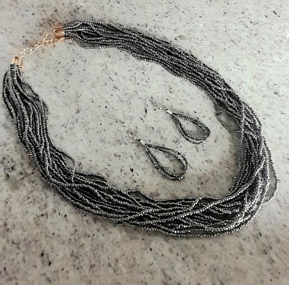 Colar de Miçangas Cinza Prateado