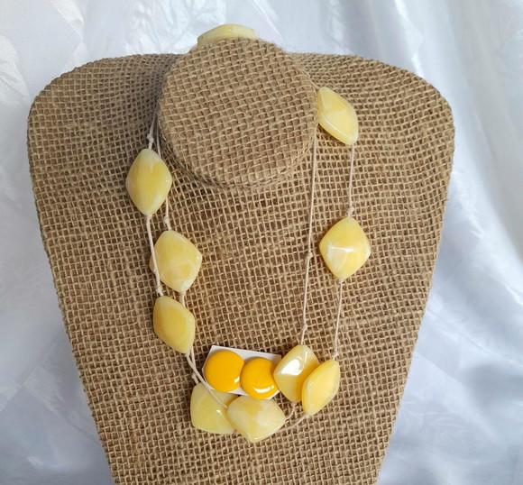 Colar de Resina Amarelo