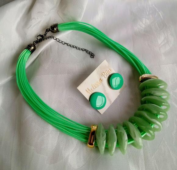 Colar Fios Encerados e Resina Verde