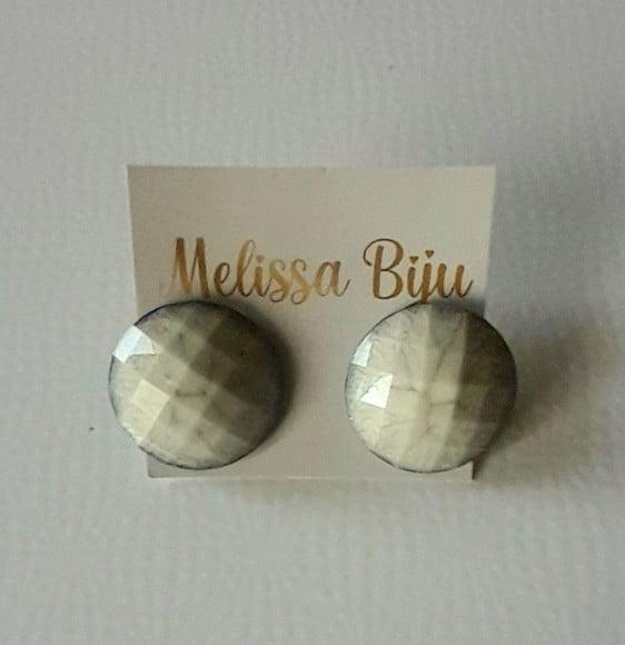 Brinco de Resina Cinza