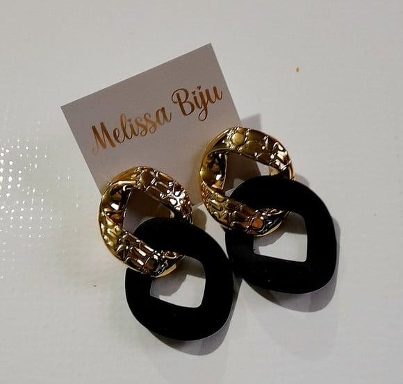 Brinco Elos Acrilico Preto/dourado