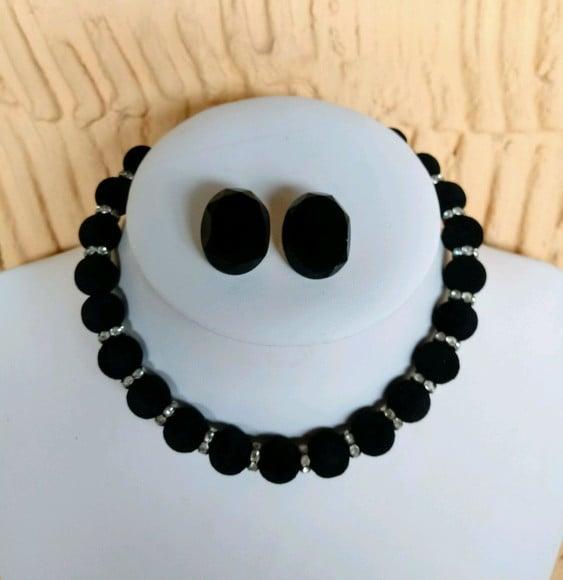 Colar de Bolas de Veludo Black
