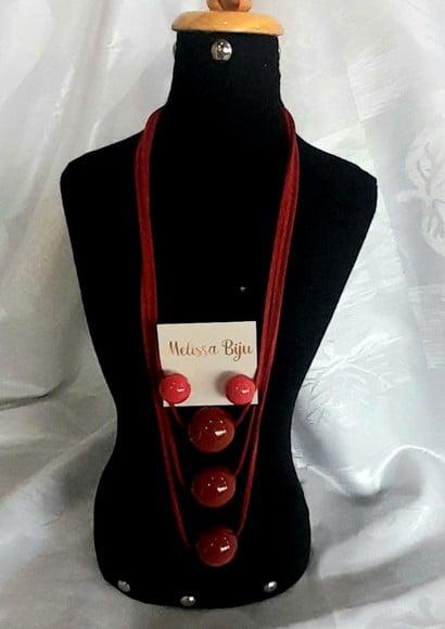 Colar de Bolas Grandes Vermelho Escuro