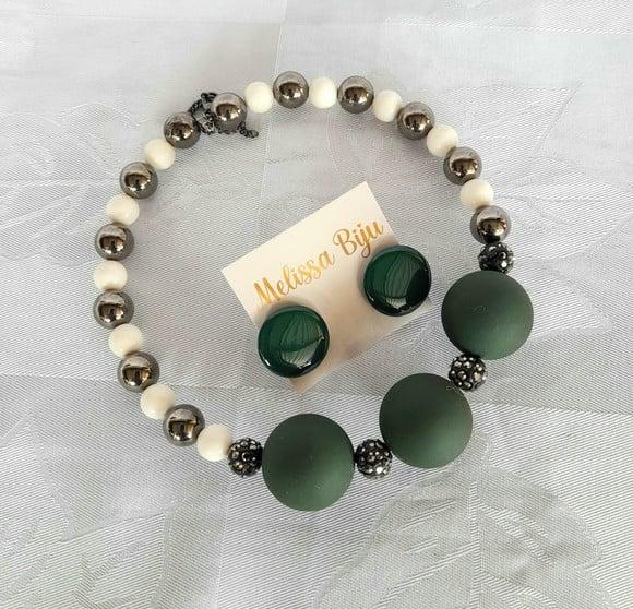 Colar de Bolas Verdes e Pedras Cristalizadas