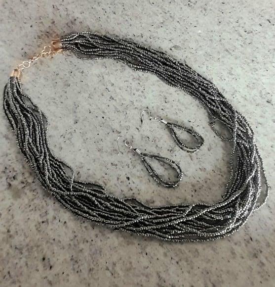 Colar de Miçangas Cinza Prateado