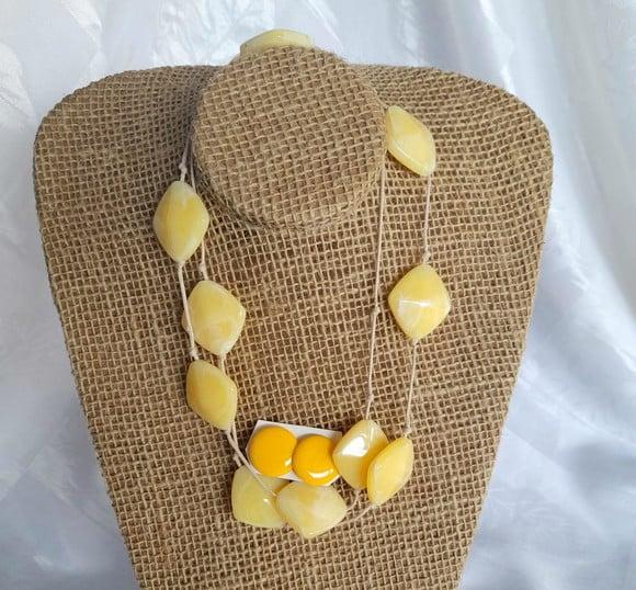Colar de Resina Amarelo