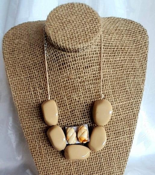 Colar de Resina Bege /brincos