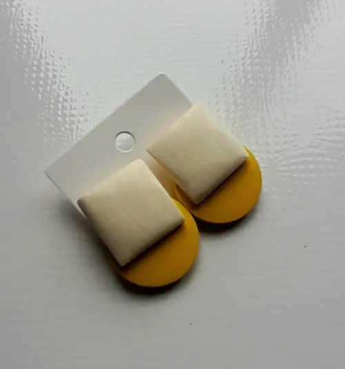 Brinco de Resina Amarelo/nude
