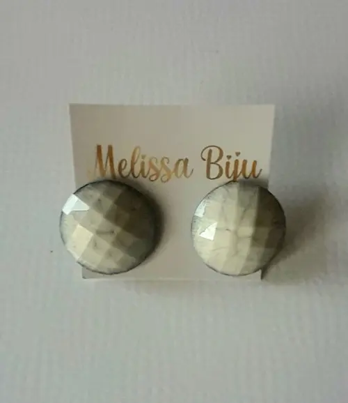 Brinco de Resina Cinza