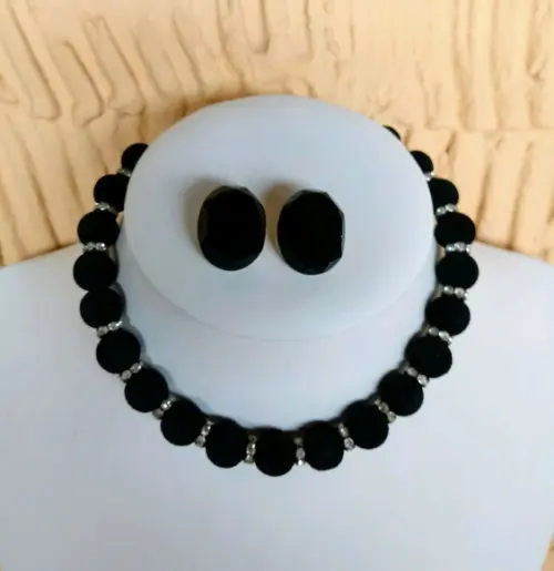 Colar de Bolas de Veludo Black