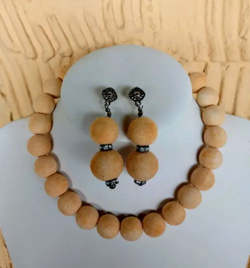 Colar de Bolas de Veludo Pêssego