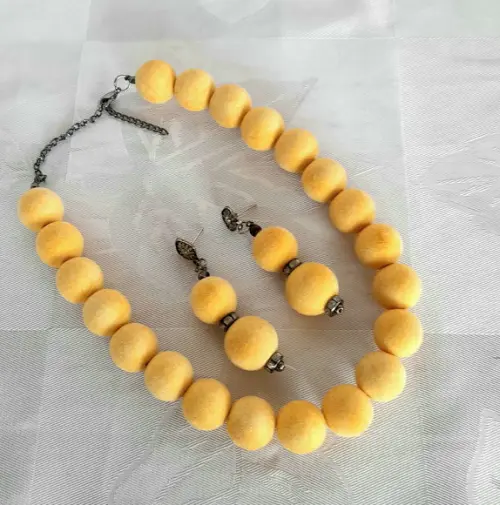 Colar de Bolas de Veludo Pêssego