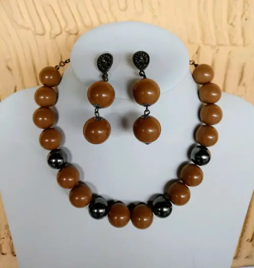 Colar de Bolas Marrom Claro