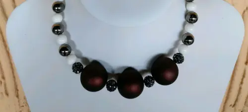 Colar de Bolas Marrom e Pedras Cristalizadas