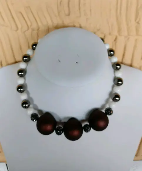 Colar de Bolas Marrom e Pedras Cristalizadas
