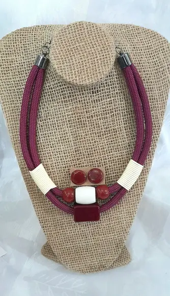 Colar de Cordas Vinho/pedras/brincos