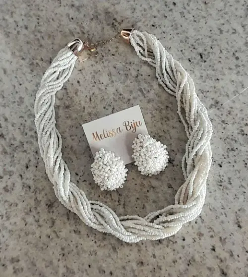 Colar de Miçangas Brancas -brincos