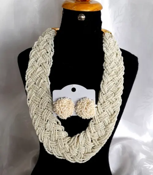 Colar de Miçangas Brancas /brincos