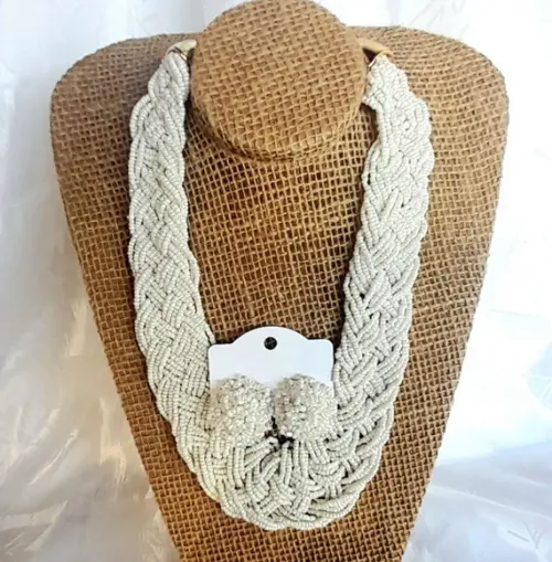 Colar de Miçangas Brancas /brincos