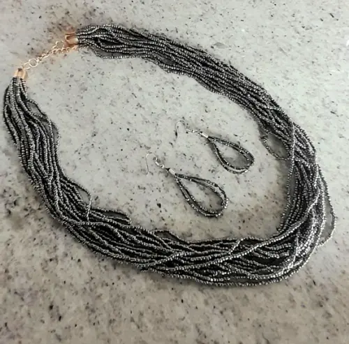 Colar de Miçangas Cinza Prateado