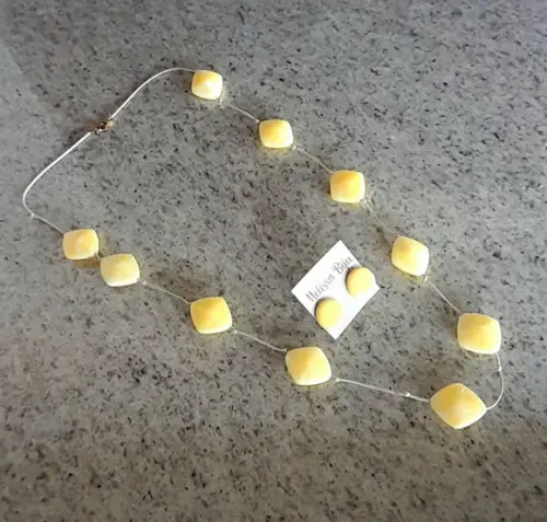 Colar de Resina Amarelo