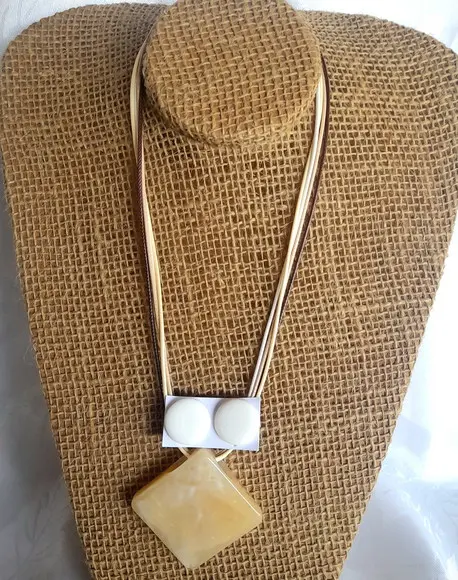 Colar de Resina Bege /brincos