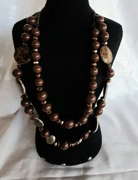 Colar de Resina Marrom/cristais
