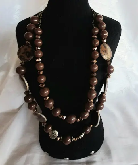 Colar de Resina Marrom/cristais