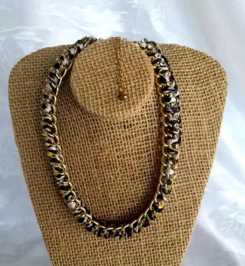 Colar Dourado Animal Print