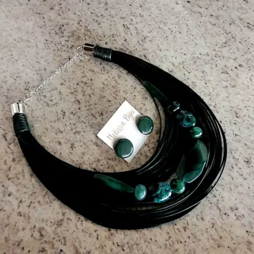 Colar Fios Encerados e Resina Verde Escuro