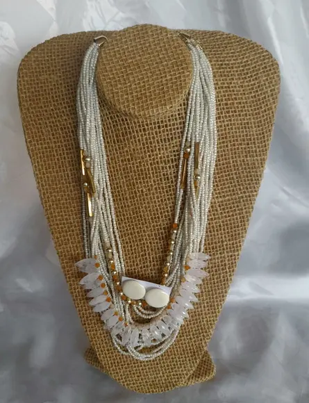 Colar Miçangas Brancas /pedras