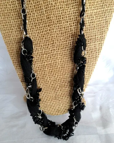 Colar Prateado /preto