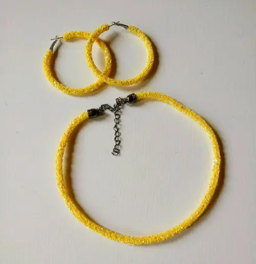Gargantilha Amarela com Glitter