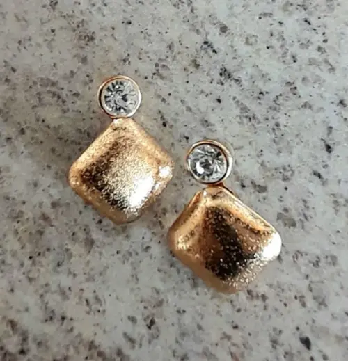 Brinco Dourado/pedras