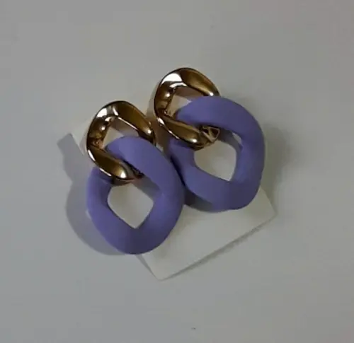 Brinco Elos Resina Lilás/dourado