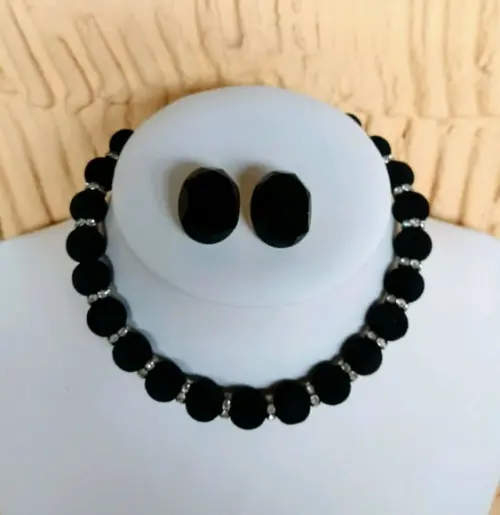 Colar de Bolas de Veludo Black