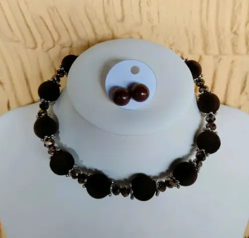 Colar de Bolas de Veludo Marrom C/cristais