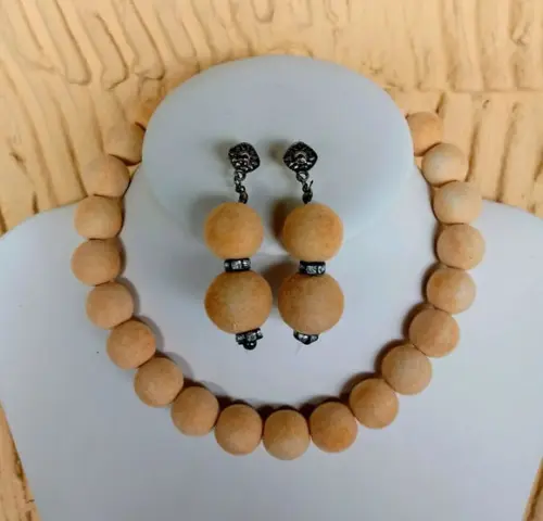 Colar de Bolas de Veludo Pêssego