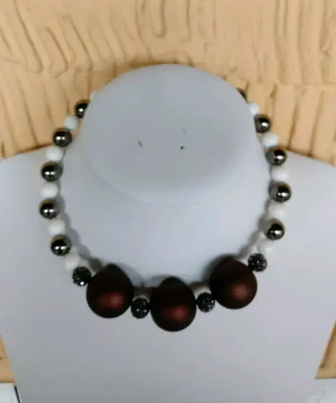 Colar de Bolas Marrom e Pedras Cristalizadas