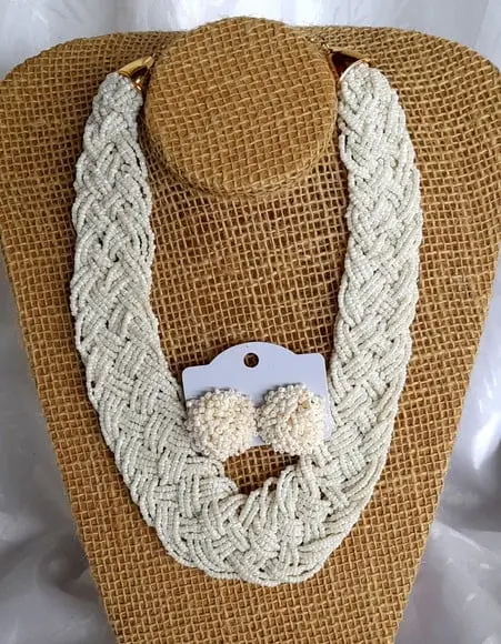 Colar de Miçangas Brancas /brincos