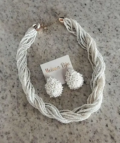 Colar de Miçangas Brancas -brincos