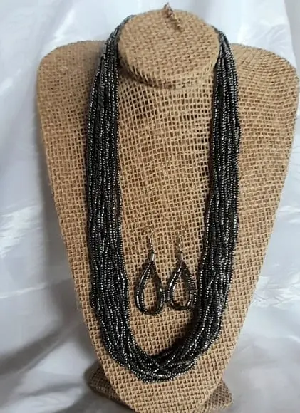 Colar de Miçangas Cinza Prateado