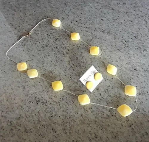 Colar de Resina Amarelo