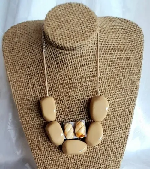 Colar de Resina Bege /brincos