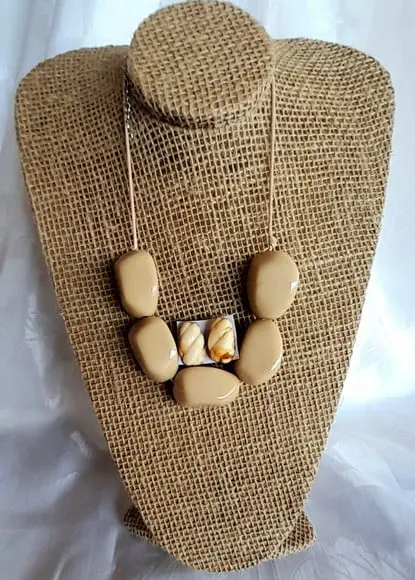 Colar de Resina Bege /brincos